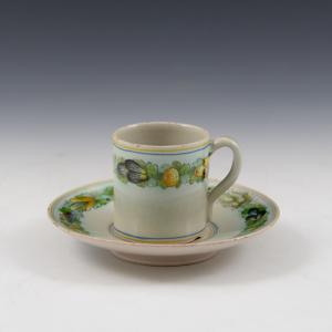 Tazza da caffè con piattino con decoro robbiano